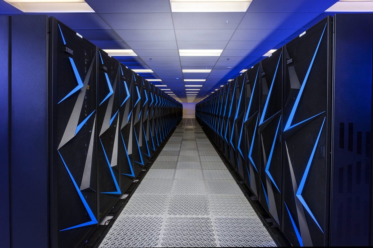 Pasillo de racks de una supercomputadora con luz azul